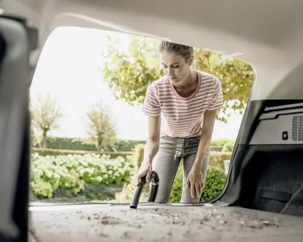 KARCHER WD 4 (V-20-5-22) Usisivač za suvo i mokro usisavanje sa izduvavanjem 